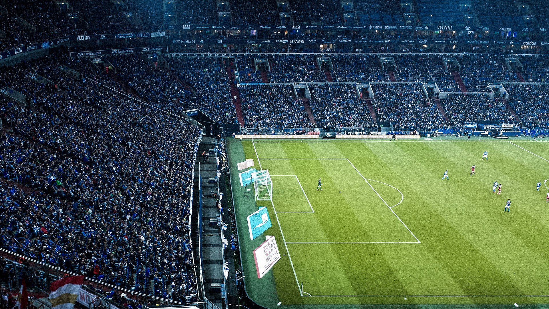 “尼古拉斯·桑特基的精准踢球和传球技巧,助力美洲狮队冲击世界冠军”