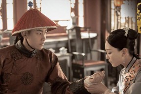 开云体育下载官网-大屏幕上的祝福和呼喊，欧冠夜晚的感人瞬间，欧冠段子